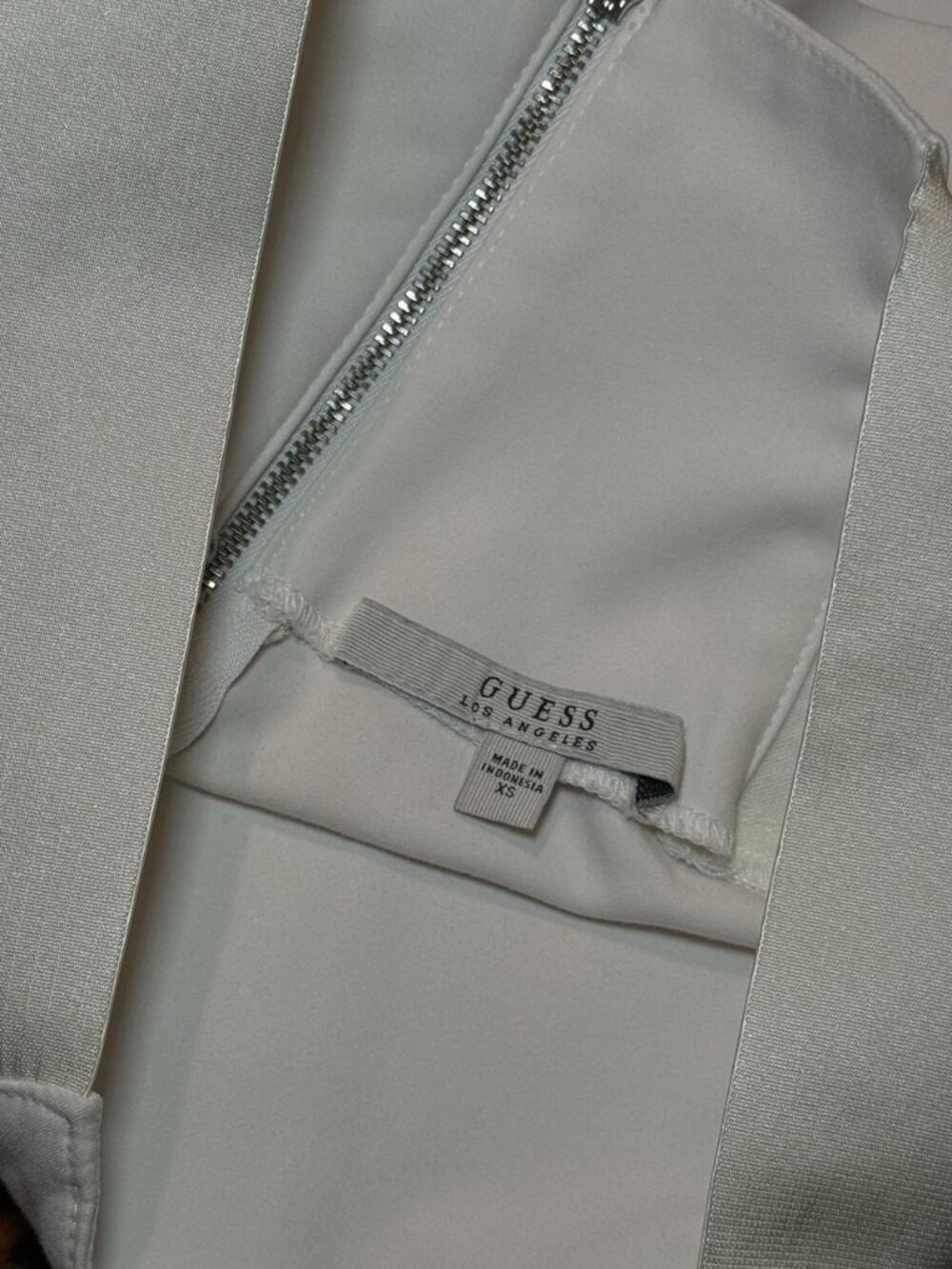 Y2K Guess hwhite shorts with zipper detail - Picture 3 of 5